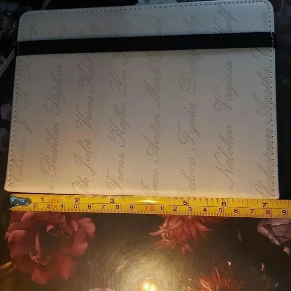 E-Reader Sleeve Cover Case Cream Faux Leather Authors Names Engraved - Picture 6 of 9